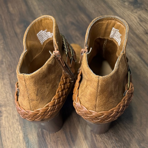 JustFab Brenwyn ankle boot with chain and heel size 10- cognac - Picture 3 of 5